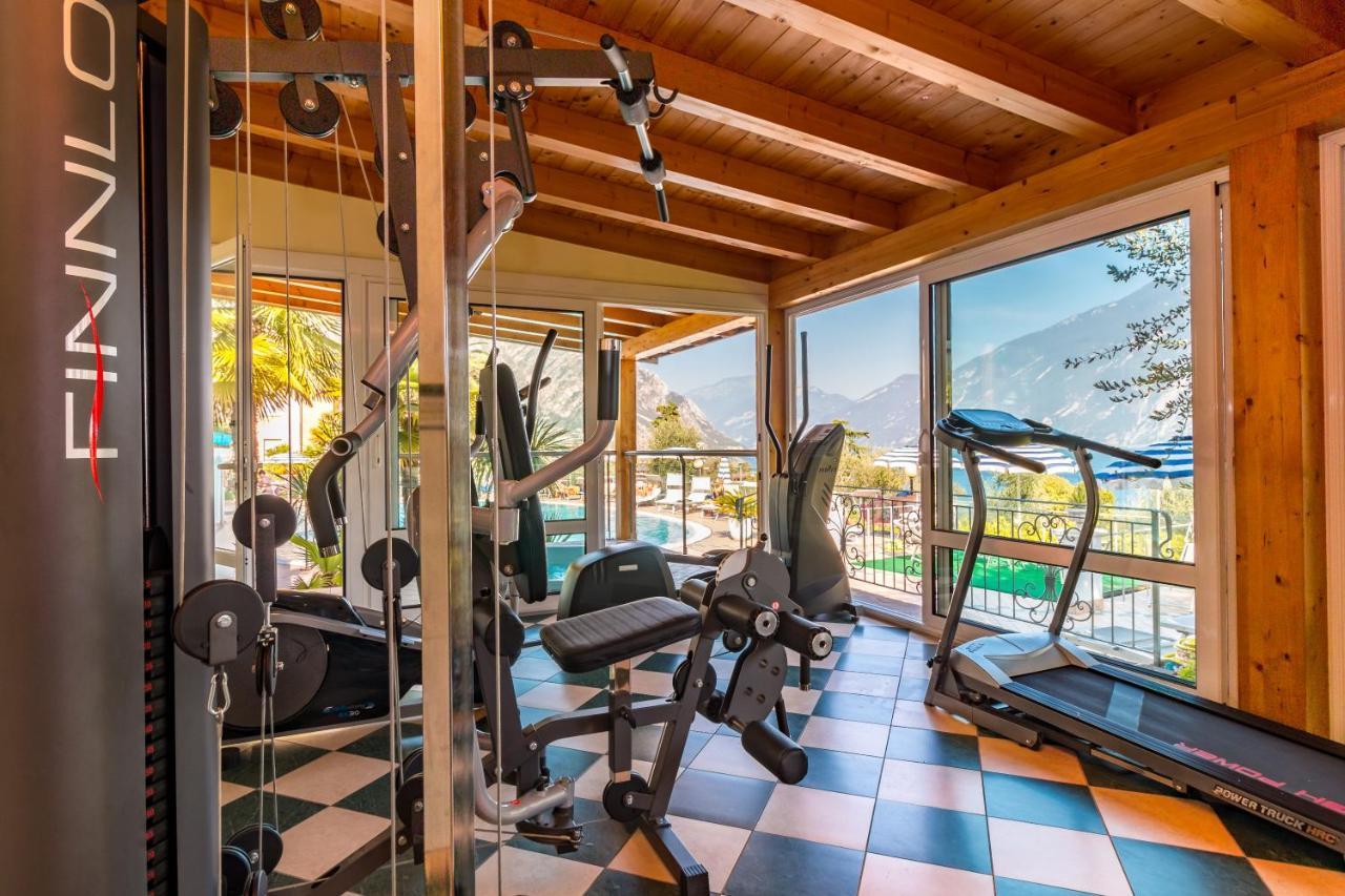 Hotel Riviera Panoramic Green Resort リモーネ・スル・ガルダ エクステリア 写真