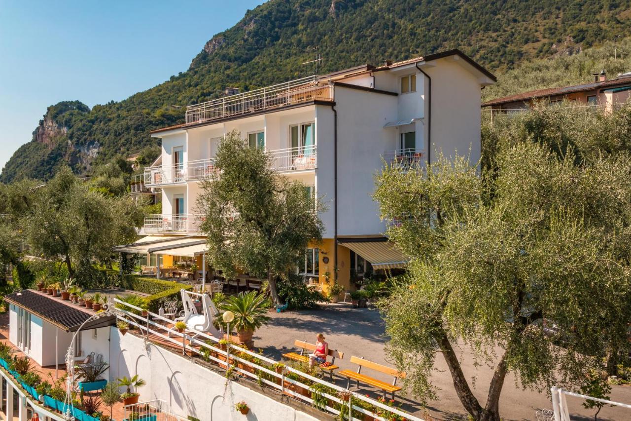 Hotel Riviera Panoramic Green Resort リモーネ・スル・ガルダ エクステリア 写真