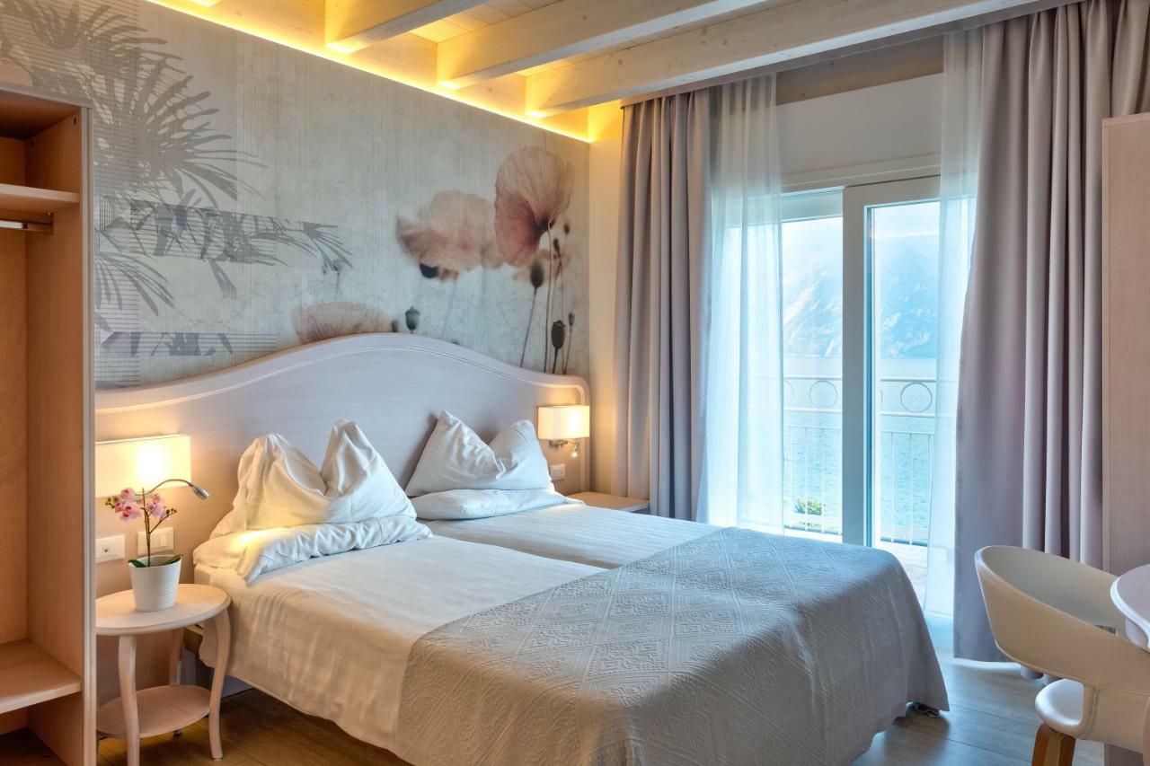 Hotel Riviera Panoramic Green Resort リモーネ・スル・ガルダ エクステリア 写真