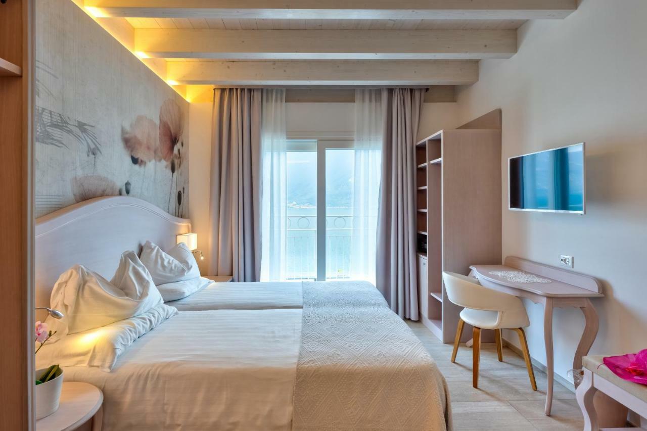 Hotel Riviera Panoramic Green Resort リモーネ・スル・ガルダ エクステリア 写真