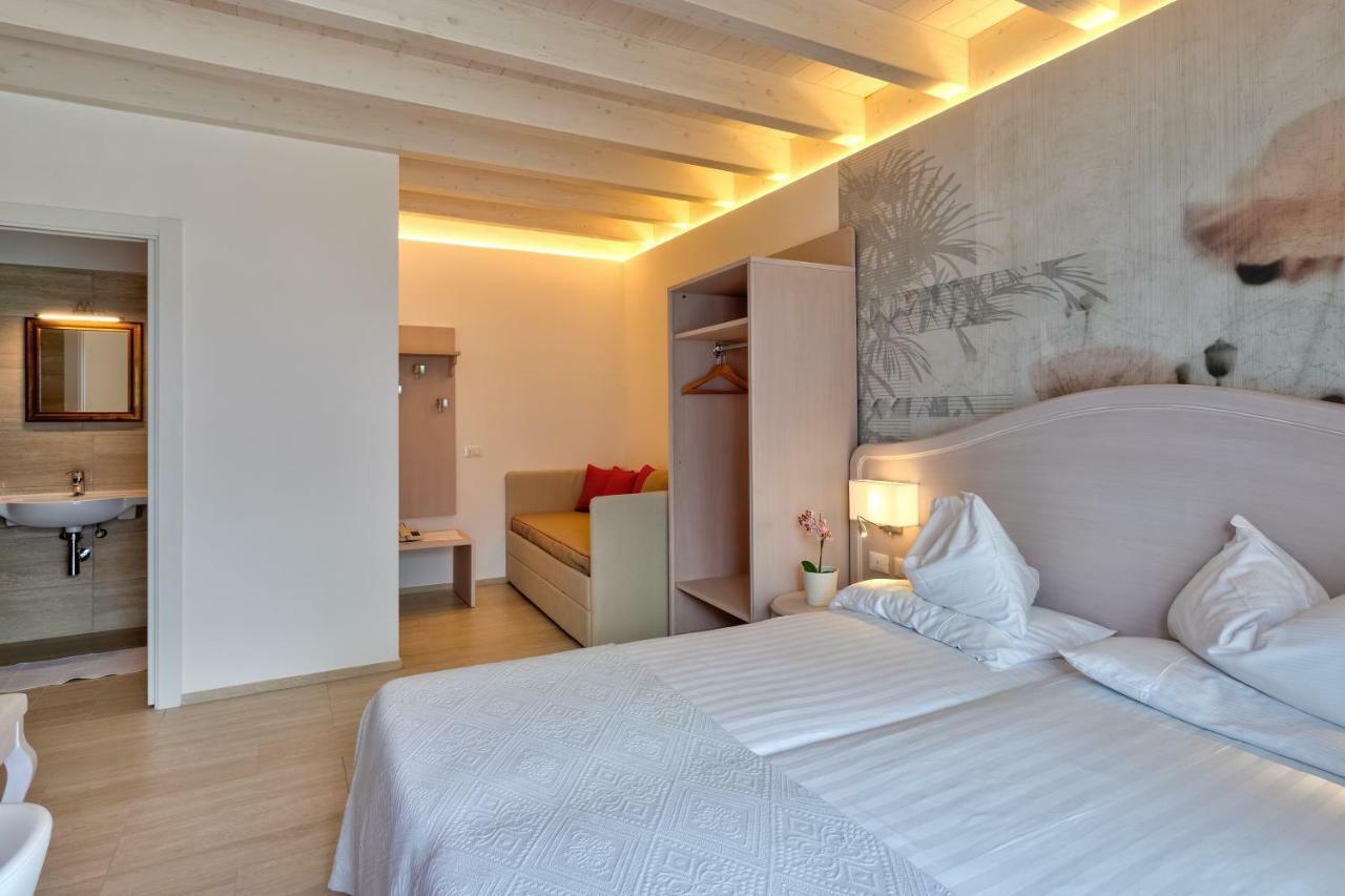 Hotel Riviera Panoramic Green Resort リモーネ・スル・ガルダ エクステリア 写真