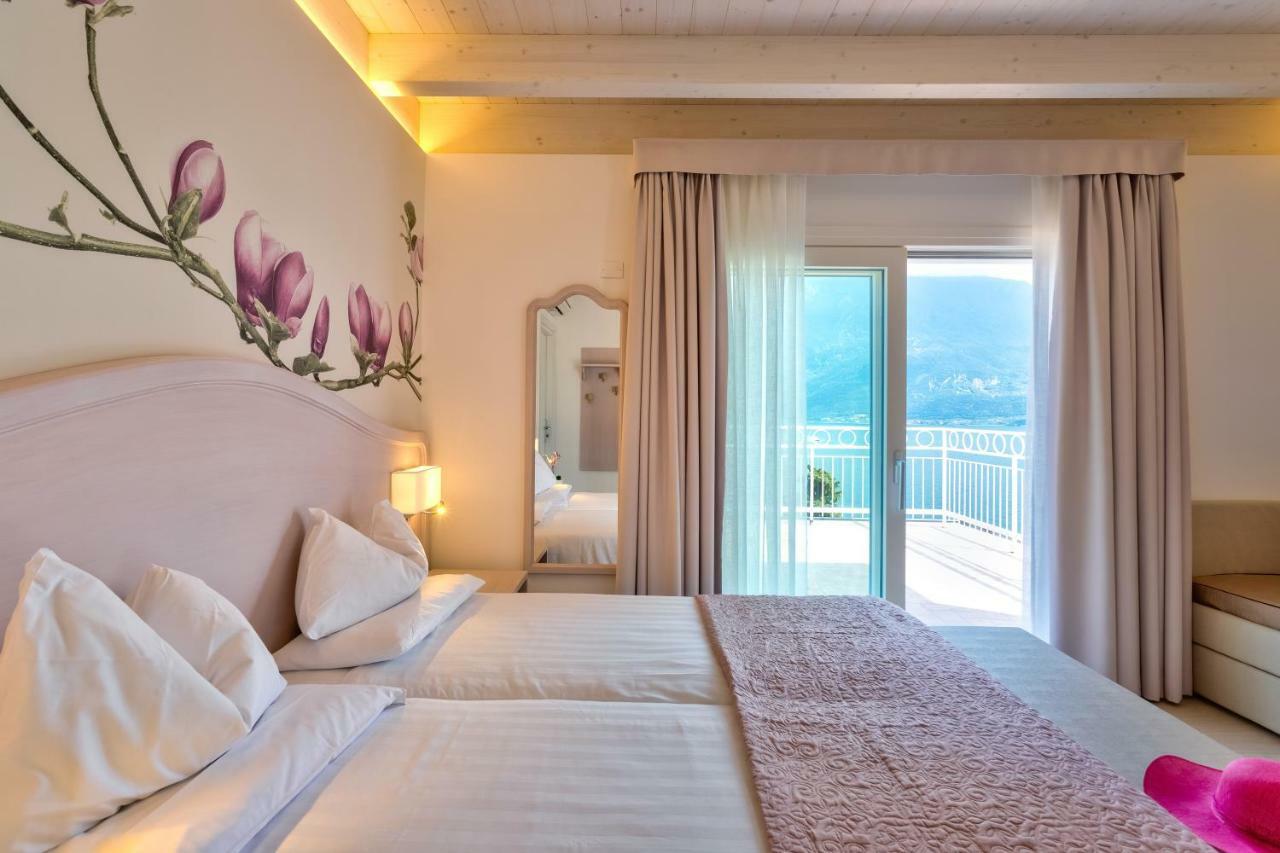 Hotel Riviera Panoramic Green Resort リモーネ・スル・ガルダ エクステリア 写真