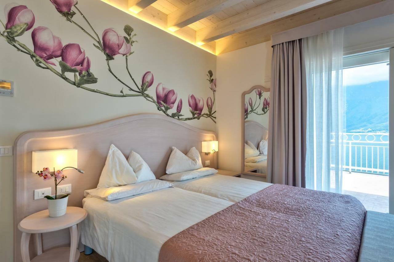 Hotel Riviera Panoramic Green Resort リモーネ・スル・ガルダ エクステリア 写真
