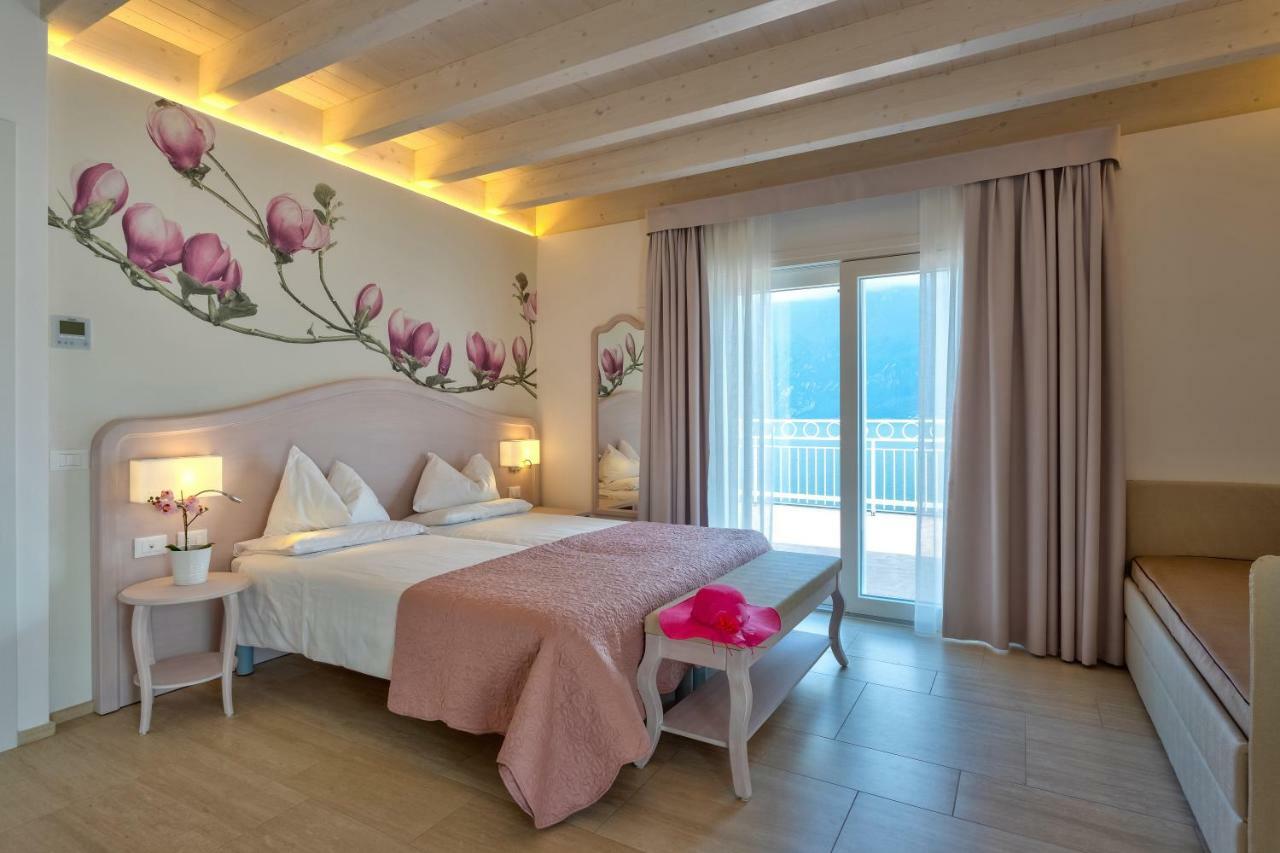 Hotel Riviera Panoramic Green Resort リモーネ・スル・ガルダ エクステリア 写真