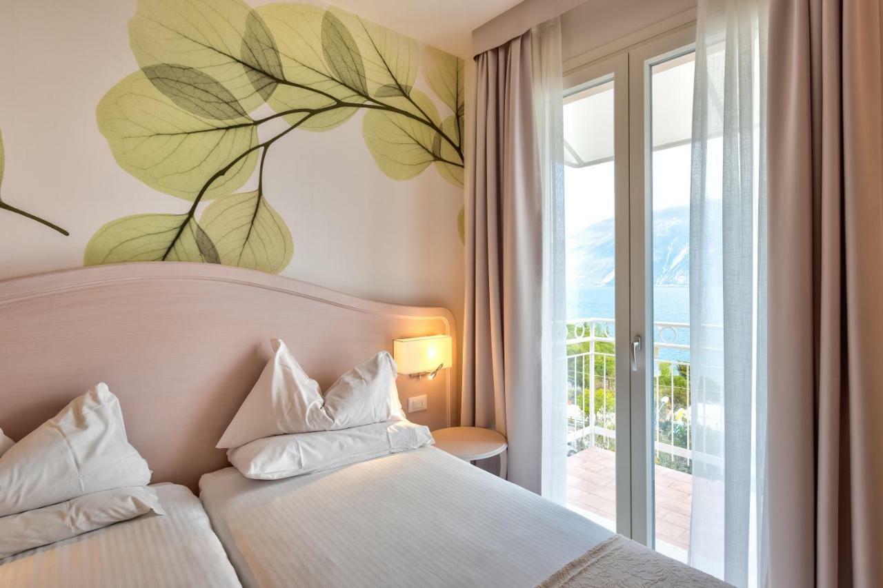 Hotel Riviera Panoramic Green Resort リモーネ・スル・ガルダ エクステリア 写真