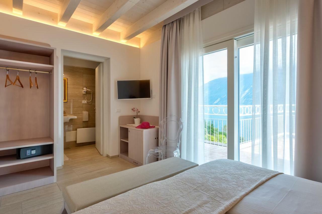 Hotel Riviera Panoramic Green Resort リモーネ・スル・ガルダ エクステリア 写真
