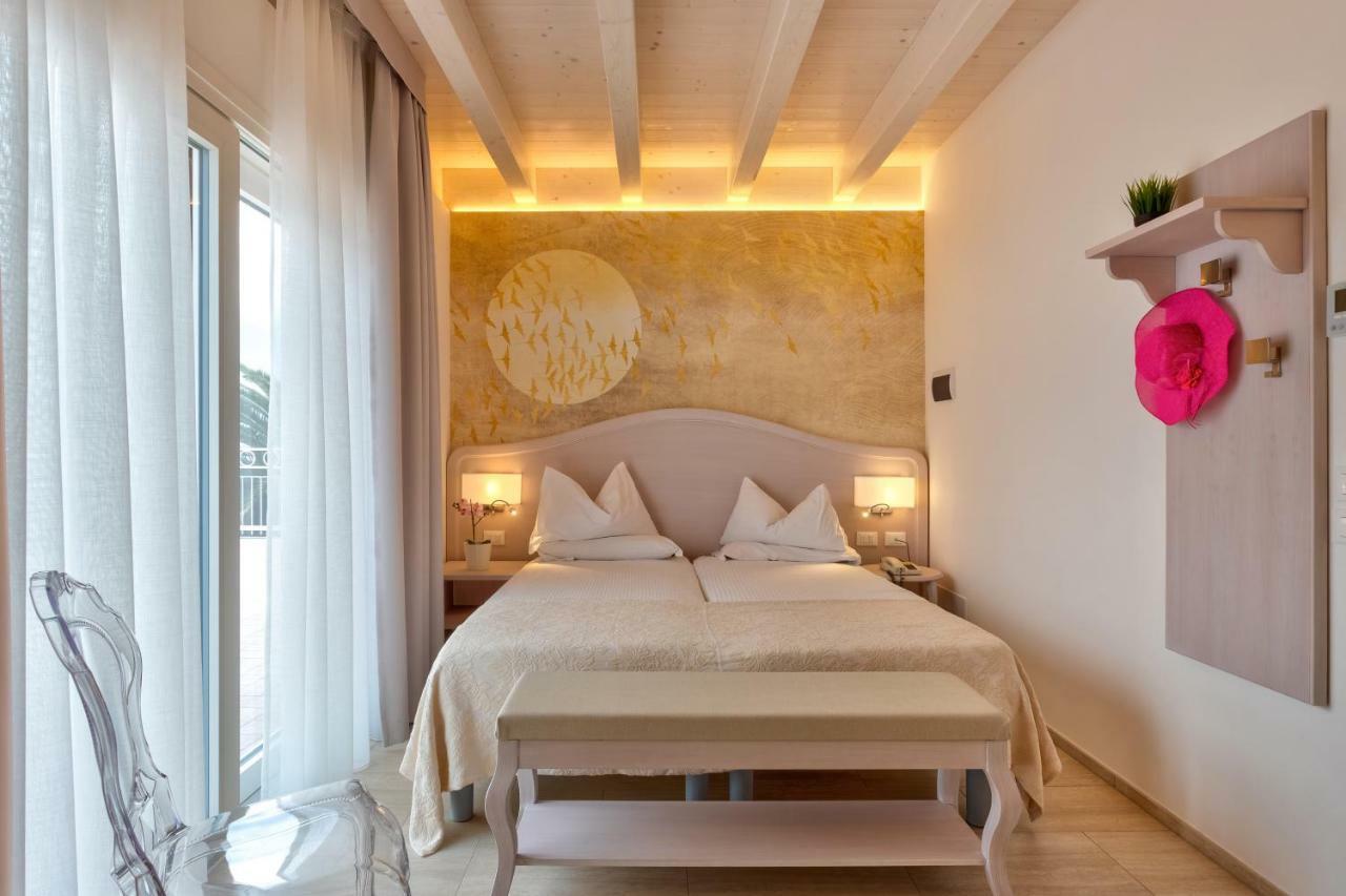 Hotel Riviera Panoramic Green Resort リモーネ・スル・ガルダ エクステリア 写真